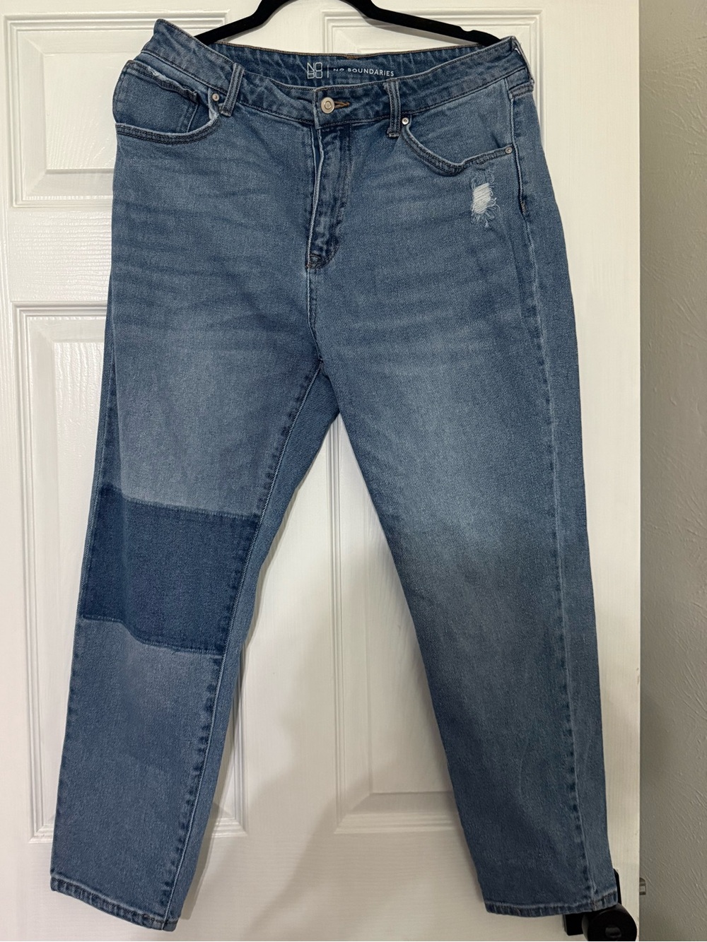 No Boundaries Women’s Blue Patch Pocket Relaxed Jeans